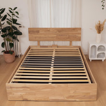 Charger l'image dans la galerie, Sommier zoné - coffre - chêne bois massif avec tête de lit
